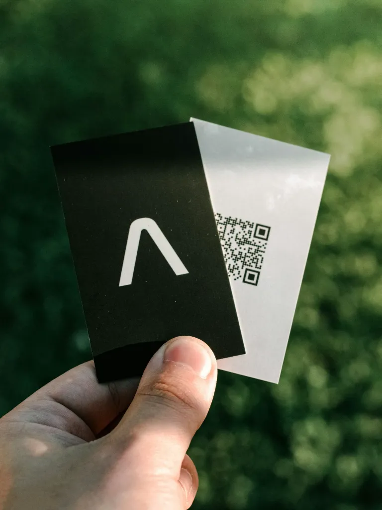 unsplash_jukKJSr9FcA_nfc card.webp